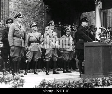 . Spaarnestad Foto/SFA 022804138 Tweede Wereldoorlog. Nederlandse vrijwilligers in Duitse Dienst. NSB-does not Anton Mussert tijdens zijn toespraak tot het Eerste bataljon van het WA-Vrijwilligersregiment, Vlak voor de beëdiging van het bataljon op het Binnenhof in Den Haag. Nederland, Den Haag, 11. Oktober 1941. Achter Mussert: rijkscommissaris luitenant generaal - Seyffardt en SS-Obergruppenführer'' Rauter. Von links nach rechts: Hanns Albin Rauter, Hendrik Seyffardt, Arthur Seyss-Inquart, Wilhelm Harster von Anton Mussert links. 11. Oktober 1941. Nationaal Archief 63 Toespraak Anton Mussert Stockfoto