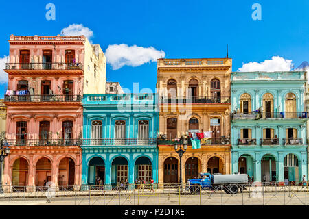 Alte leben bunte Häuser auf der anderen Straßenseite im Zentrum von Havanna, Kuba Stockfoto