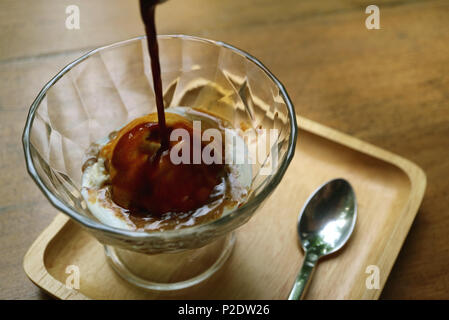 Gießen aromatischen Espresso auf Vanilleeis für leckere Affogato Stockfoto