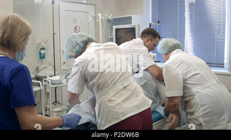 Team von Ärzten und Krankenschwestern Vorbereitung der Patienten für die gastroskopie Stockfoto