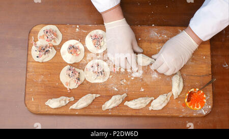 Vorbereitung Meeresfrüchte Knödel Stockfoto