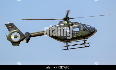 WUNSTORF, Deutschland - Juni 9, 2018: Deutsche Airmy Airbus H 135 militärische Utility Helicopter im Flug am Tag der Bundeswehr. Stockfoto