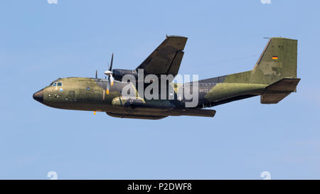 WUNSTORF, Deutschland - Juni 9, 2018: Die Deutsche Luftwaffe (Luftwaffe) Transall C-160 Military Transport Flugzeug im Flug. Stockfoto