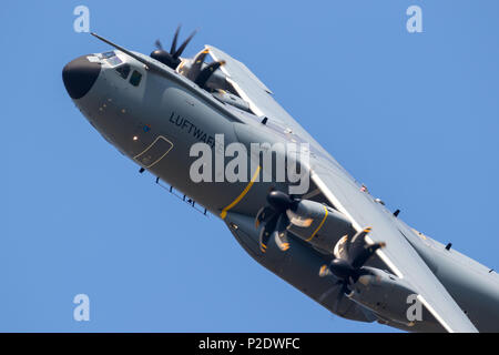 WUNSTORF, Deutschland - Juni 9, 2018: Die Deutsche Luftwaffe (Luftwaffe) Airbus A400M Flugzeug im Flug. Stockfoto