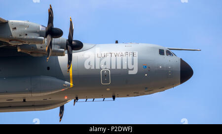 WUNSTORF, Deutschland - Juni 9, 2018: Die Deutsche Luftwaffe (Luftwaffe) Airbus A400M Flugzeug im Flug. Stockfoto