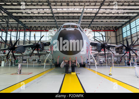 WUNSTORF, Deutschland - Juni 9, 2018: Die Deutsche Luftwaffe (Luftwaffe) Airbus A400M Flugzeug im Hangar an der Homebase Wunstorf Airbase. Stockfoto