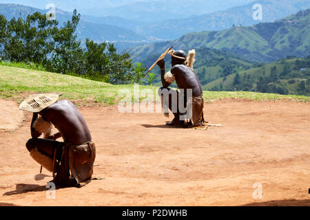 Zulu Tänzerinnen am PheZulu kulturelles Dorf in KwaZulu-Natal Stockfoto