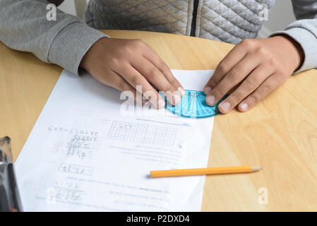 Kind arbeiten auf Mathe Hausaufgaben - mit Winkelmesser