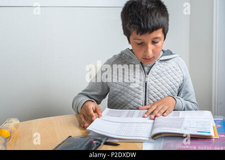 Surrey, UK-Grundschule Schüler arbeiten auf Mathe Hausaufgaben Stockfoto
