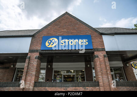 99p Store in Willenhall, West Midlands, einige Monate bevor der Discounter 2015 von Poundland gekauft wurde. Stockfoto