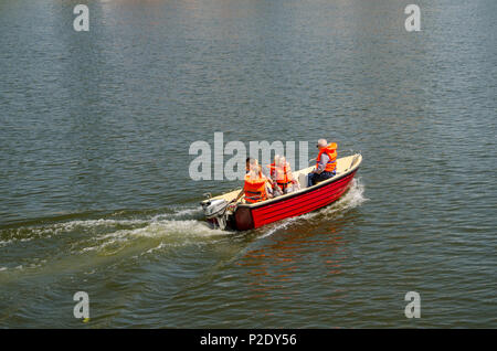 Eine Familie segeln Sie in einem Boot in orange Schwimmwesten. Fluss in Wroclaw, Polen. Stockfoto