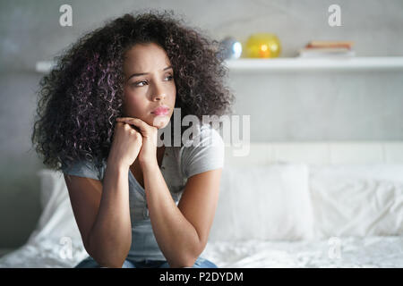 Deprimiert hispanische Mädchen mit den traurigen Emotionen und Gefühle Stockfoto