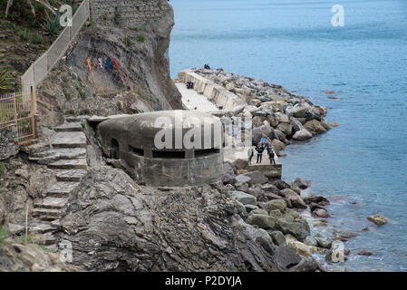 Eine der ersten Weltkrieg bleibt entlang der Cinque Terre Küste. Dieser liegt außerhalb von Monterosso al Mare, Italien Stockfoto