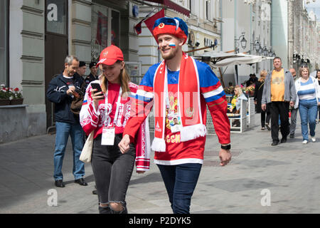 Moskau, Russland - 12. Juni 2018: Fußball-Fans in Moskau für die Wm angekommen. Fans halten die Flagge von Peru und Argentinien Stockfoto