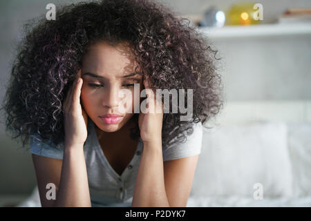 Deprimiert hispanische Mädchen mit den traurigen Emotionen und Gefühle Stockfoto