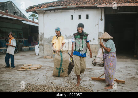 MATARAM, Indonesien - 21. AUGUST 2017: Leute an einem Cashew-nuss Lager arbeiten. Stockfoto