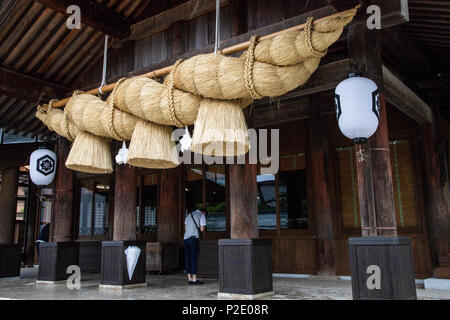 Izumo Taisha Shrine Shimenawa - einer der wichtigsten Shinto Schreine in Japan. Es gibt keine Datensätze, von wann genau Izumo Taisha wurde gebaut, aber es ist Stockfoto