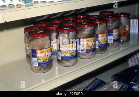 . Lokale Rufnummer: Fa 5685 Titel: Gläser von Gefilte Fisch zum Verkauf in Kosher Deli an der Washington Ave: Miami Beach, Florida, Persönliche Autor: Sommers, L. K., Sammler Datum: August 1985 physikalische Beschreibungen: 1 Folie: Col. Titel der Serie: Florida Folklife Sammlung allgemeiner Hinweis: Gefilte Fisch ist ein Jüdisches Gericht aus fein gehacktem Fisch mit Krümel, Eier und Gewürze, in Kugeln gebildet, in Brühe gekocht und serviert gekühlt. Es wird allgemein für Schabbat serviert, zu Ostern und Rosch Haschana. Repository: Staatliche Bibliothek und Archive von Florida, 500 S. Bronough St., Tallahassee, FL 32399-0250 USA. Kontakt: Stockfoto
