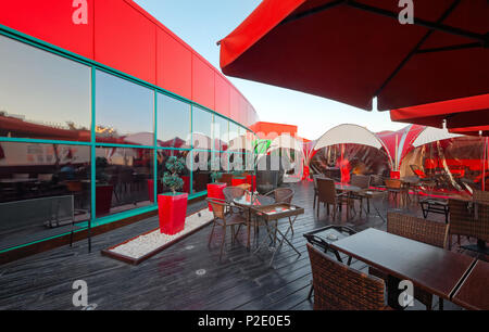 Moskau - September 2014: Das Design der stilvollen und modernen Interieur der Japanischen Restaurant "Tokyo Bay". Veranda auf dem Dach öffnen Stockfoto