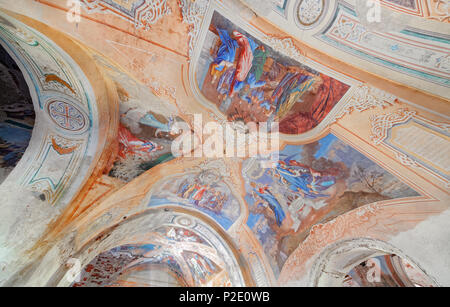 Die Decke mit einem Anstrich auf biblische Themen in der Verlassenen brick Orthodoxe Kirche Stockfoto