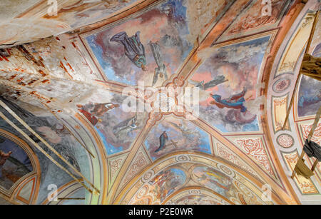 Die Decke mit einem Anstrich auf biblische Themen in der Verlassenen brick Orthodoxe Kirche Stockfoto