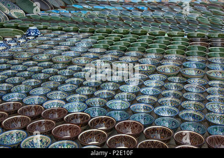 Kleine, dekoriert, blau, grün und braun Keramik Schalen fein säuberlich aufgereiht bis zum Verkauf in einem Markt, in Buchara, Usbekistan Stockfoto