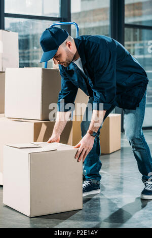 Kurier, Pappe auf dem Boden Stockfoto