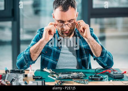 Hardware Ingenieur in Gläser arbeiten mit PC-Teile Stockfoto