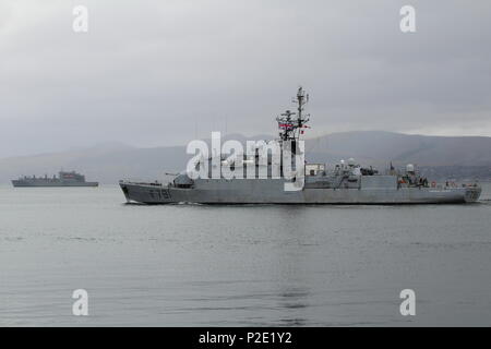 FS Kommandant L'Herminier F791 (French Navy), mit usns William McLean T-AKE-12 (US Navy) am Anfang der Übung gemeinsame Krieger 18-1. Stockfoto