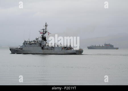 FS Kommandant L'Herminier F791 (French Navy), mit usns William McLean T-AKE-12 (US Navy) am Anfang der Übung gemeinsame Krieger 18-1. Stockfoto