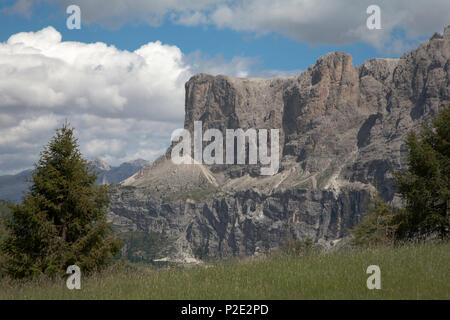 Cloud durch Campanili de Murfreit und Bindelturm T de Murfreitthe Ciampinoi Sella Gruppe von Wolkenstein in Gröden Dolomiten Italien Stockfoto