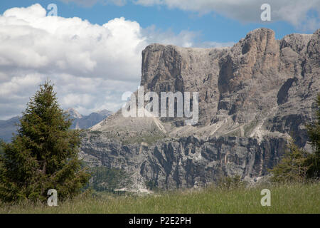 Cloud durch Campanili de Murfreit und Bindelturm T de Murfreitthe Ciampinoi Sella Gruppe von Wolkenstein in Gröden Dolomiten Italien Stockfoto