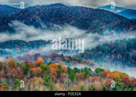 Eine schöne horizontale Schuß eines regnerischen Herbst Tag in die Great Smoky Mountains. Stockfoto