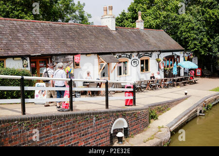 Am Kanal gelegenes Geschäfte und Pubs in Foxton Locks Stockfoto