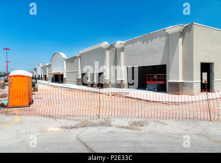 Horizontale Schuß von der Ecke eine neue Baustelle in Tennessee. Sie wird abgeschaltet, wenn sich der orange Verrechnung eingezäunt. Porta Potty zur Seite. Stockfoto