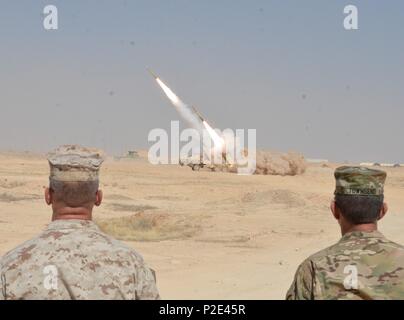 Lt. Gen Stephen J. Townsend, Kommandeur der Combined Joint Task Force - inhärenten Lösen, und Oberst Paul Nugent, Kommandeur der Task Force Al Asad, beobachten eine High Mobility Artillery Rocket System Streik, zerstörte Gebäude, Da'esh (ein arabischer Akronym für ISIL) Kämpfer in der Nähe von Haditha, Irak, Sept. 7, 2016. Combined Joint Task Force-Operation inhärenten Lösen ist eine multinationale Anstrengung zu schwächen und Islamischer Staat im Irak und der Levante Operationen im Nahen Osten zerstören und rund um die Welt. (U.S. Marine Corps Foto vom Kapitän Ryan E. Alvis) Stockfoto