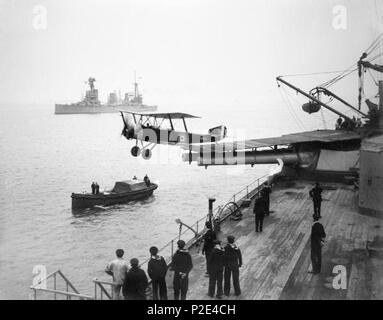 . Eine Sopwith 1 1/2 Strutter Doppeldecker Flugzeuge, die von einer Plattform auf HMAS Australia mittschiffs 'Q' Turm gebaut. 1918. Zugehörige Nachrichten Agentur 24 HMAS Australien starten Flugzeuge 1918 Stockfoto