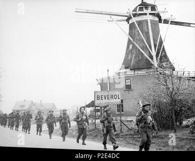 . Englisch: Infanterie der Regiment de Maisonneuve bewegen durch Holten Rijssen, beide Städte in den Niederlanden. 9. April 1945. 9. April 1945. Lt. D. Gurevitch 25 Holten-Rijssen April 1945 Stockfoto