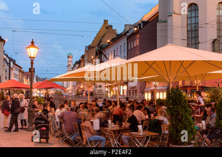 Augsburg: street Maximilianstraße, Restaurant, Blick auf die Kirche St. Ulrich und Afra in Deutschland, Bayern, Bayern, Schwaben, Schwaben Stockfoto