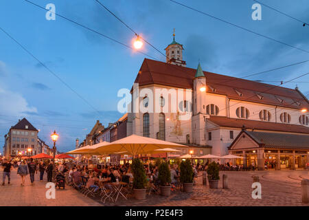 Augsburg: street Maximilianstraße, Restaurant, Kirche St. Moritz (rechts), Blick auf die Kirche St. Ulrich und Afra in Deutschland, Bayern, Bayern, Schwaben, Sw Stockfoto