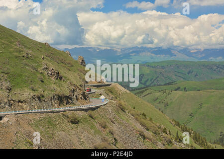 Schöne Straße 217 durch die Bayanbulok Grasland und Tian Shan, Xinjiang, China Stockfoto