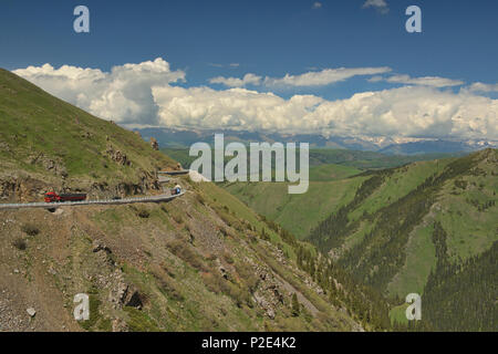 Schöne Straße 217 durch die Bayanbulok Grasland und Tian Shan, Xinjiang, China Stockfoto