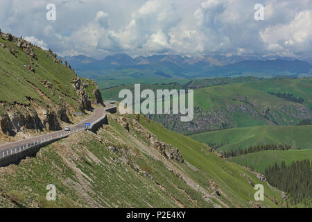 Schöne Straße 217 durch die Bayanbulok Grasland und Tian Shan, Xinjiang, China Stockfoto