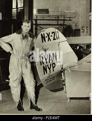 . Englisch: Jimmy Stewart als Charles Lindbergh mit der Nachbildung der "Geist von Saint Louis' für den Film mit dem gleichen Namen. Catalog#: 04 03405 Album: 34 Ryan Neg: 37470 Name des Albums: Film Spirituosen - Vol. 1 Seite: 8 Repository: San Diego Air & Space Museum Archiv. 1955; 6. September 2011 (Datum des Uploads). SDASM Archive 27 Jimmy Stewart als Lindbergh mit dem Geist Replikat für den Film den Geist von St. Louis. Stockfoto