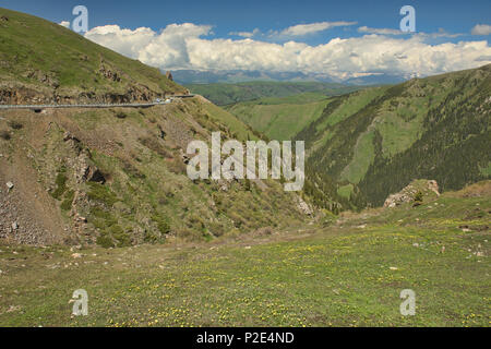 Schöne Straße 217 durch die Bayanbulok Grasland und Tian Shan, Xinjiang, China Stockfoto