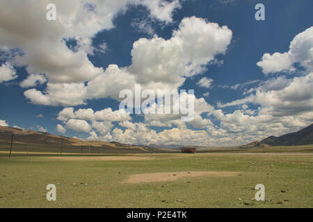 Schöne Straße 217 durch die Bayanbulok Grasland und Tian Shan, Xinjiang, China Stockfoto