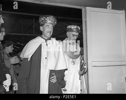 . National Eisteddfod von Wales Teitl Deutsch/Welsh Titel: Eisteddfod Genedlaethol Cymru, Glynebwy, 1958: D. Llewelyn Jones o Lanbadarn Fawr, enillydd y Goronen, ein 'r Archdderwydd, William Morris. Ffotograffydd/Fotograf: Geoff Charles (1909-2002) Dyddiad/Datum: August 4, 1958. Cyfrwng/Medium: Negydd ffilm/Film negative Cyfeiriad/Bezug: (Gch) 16583 Rhif cofnod/Record Art.Nr.: 3370788 Rhagor o wybodaeth am gasgliad Geoff Charles yn Llyfrgell Genedlaethol Cymru Mehr Informationen über die Geoff Charles Sammlung in der Nationalbibliothek von Wales. 4. August 2010, 14:37. Llyfrgell Genedlaethol Cy Stockfoto