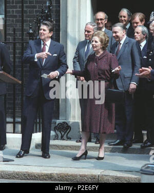 . Ronald Reagan Treffen mit Premierminister Margaret Thatcher bei 10 Downing Street in London, England. 9. Juni 1982. Unbekannt 44 Reagan und Thatcher c 8575-32 ein Stockfoto