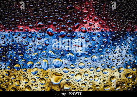 Nahaufnahme von einem Tropfen Wasser vor dem Hintergrund der nationalen Flagge von Armenien auf einem isolierten Hintergrund Stockfoto