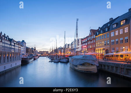 Nyhavn mit den Kanal in der Nacht in der Stadt Kopenhagen, Dänemark. Stockfoto